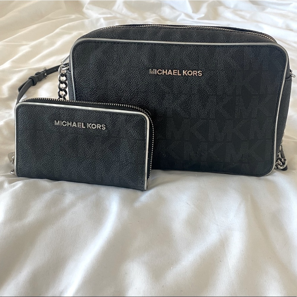 Michael Kors jet set crossbody w/ matching wallet